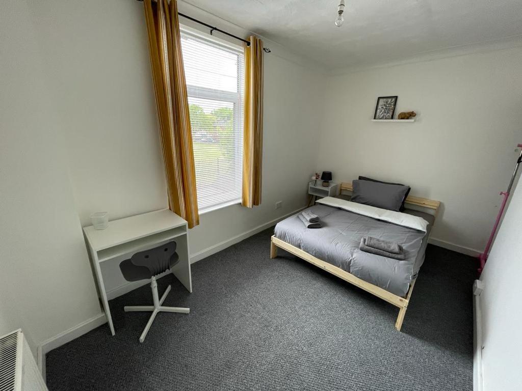 Cheerful 2 Bedroom House Hindley Exterior foto